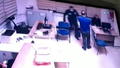 demir cubuk -  Polis merkezinde çalışan sivil memurun, polis memurunu demir çubukla başına vurarak yaralaması kamerada  Videosu