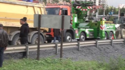  TEM’de hafriyat kamyon devrildi, trafik durma noktasına geldi 
