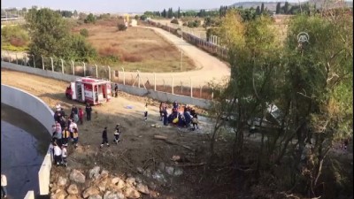 Göçmenlerin içinde bulunduğu kamyon devrildi (1) - İZMİR 