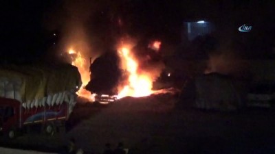 yangina mudahale -  Park halindeki saman yüklü 2 kamyon yanarak küle döndü  Videosu