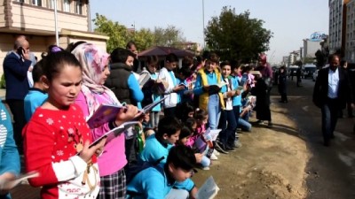 kitap okuma -  Binlerce öğrenci, protokol üyeleriyle caddede kitap okudu  Videosu