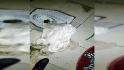  Edremit'te bir eve yapılan operasyonda bir kişi uyuşturucu maddeyi tuvalete dökerken yakalandı