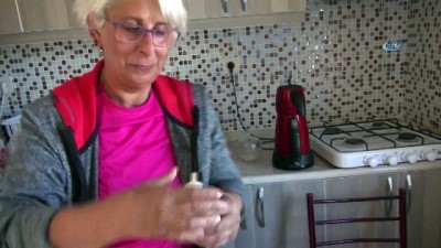 sincap yuvasi -  Yuvasından düşen yavru sincap anne devam sütü ile besleniyor Videosu