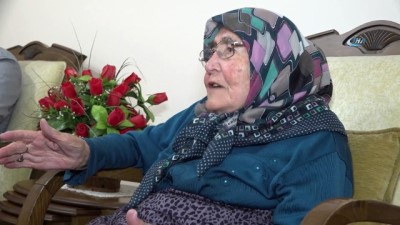  97 yaşındaki Emine Gürer, Belediye Başkanı Seçen’e Atatürk şiiri okudu 