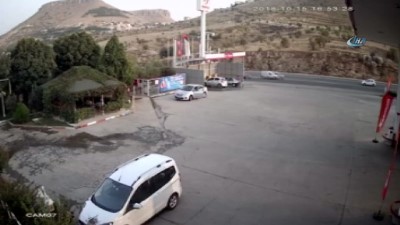 petrol -  Akaryakıt istasyonuna girmek isterken ölümden döndü... O anlar kamerada  Videosu