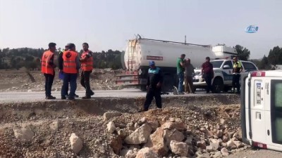  Akseki'de minibüs kamyonete çarptı: 3 yaralı 
