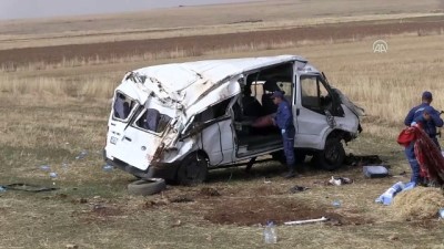 Düzensiz göçmenleri taşıyan minibüs devrildi: 2 ölü, 19 yaralı (2) - KAYSERİ 
