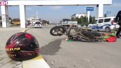  Otomobille çarpışan motosiklet sürücüsünü kaskı kurtardı