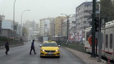 Toz bulutu Gaziantep ve Şanlıurfa'da yaşamı olumsuz etkiliyor 
