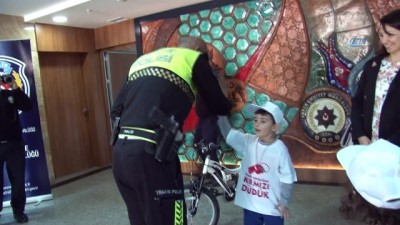 kural ihlali -  Emniyetten çocuklara bisiklet  Videosu