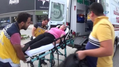 saglik ekipleri -  İnegöl'de iki otomobil çarpıştı: 2 yaralı Videosu