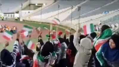  İranlı kadınların stadyumda maç heyecanı 