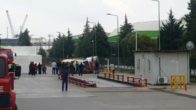 kimyasal madde - Kocaeli'de tanker devrildi: 1 yaralı Videosu