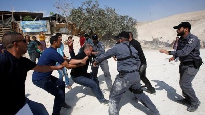biber gazi - Batı Şeria: İsrail polisi Bedevi köyü yıkımı protestosuna sert müdahale etti Videosu