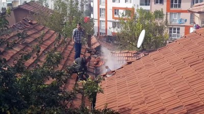 yangina mudahale -  İtfaiye çatı kiremitlerini sökerek yangına müdahale etti  Videosu