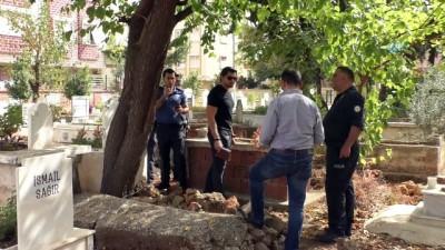 saglik ekipleri -  Antalya'da mezarlıkta intihar girişimi... Bunalıma giren şahıs kendini asmak istedi  Videosu