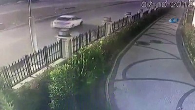  Başakşehir'de kontrolden çıkan aracın yan yatma anı kamerada 