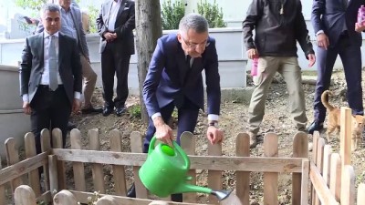 Cumhurbaşkanı Yardımcısı Oktay annesinin kabrini ziyaret etti - İSTANBUL