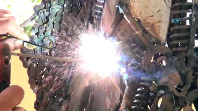  Hurdadan at heykeli yapıyor 