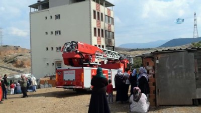 itfaiye merdiveni -  Apartmanda çıkan yangında 5 kişi zehirlendi  Videosu