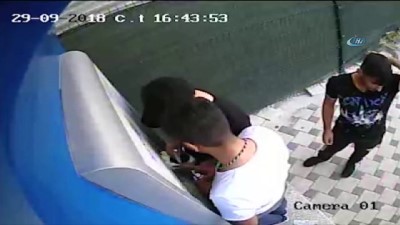 ek yerlestirme -  ATM’ye düzenek yerleştiren şahıslar suçüstü kamerada Videosu