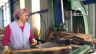 kereste atolyesi -  Kereste üretimine kadın eli  Videosu