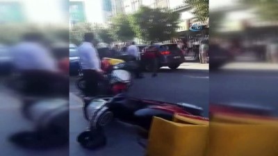 kirkoy -  Önce kadını darp etti, sonra aracını vatandaşları üzerine sürdü...Dehşet anları kamerada Videosu