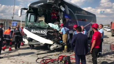  Yolcu otobüsü temizlik aracına çarptı: 1 ölü, 15 yaralı 