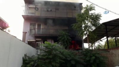  4 katlı binada çıkan yangında mahsur kalan kız çocuğunu itfaiye kurtardı 