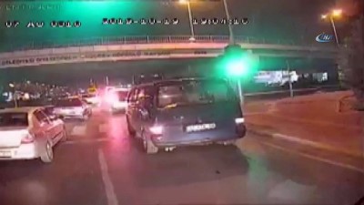  Antalya'da özel halk otobüsüne şoförüne levyeyle saldırı anı ve yaşananlar kamerada 