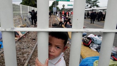 biber gazi - Orta Amerikalı binlerce göçmen Meksika Guatemala sınırında sıkıştı Videosu