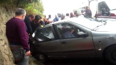 Otomobil ile duvar arasında sıkışan yolcuyu itfaiye kurtardı - DÜZCE