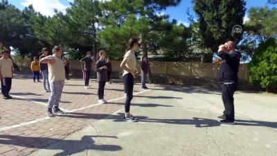 halk oyunlari - 'Harmandalı' ile öğrencileri okula bağladı - KIRKLARELİ  Videosu