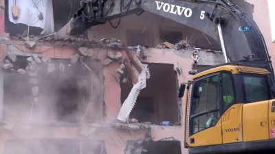 Hasarlı bina yıkımında Türk bayrağı hassasiyeti 