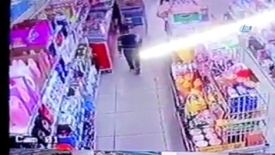 Markette genç kıza yumruklu saldırı kamerada