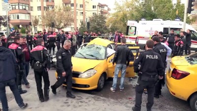 polis timi - Motosikletli polis timiyle taksi çarpıştı: 3 yaralı - BURSA Videosu