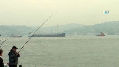  Arızalanan gemi İstanbul Boğazı’ndan römorkörlerle geçirildi 