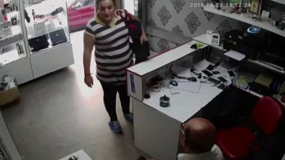 hirsiz -  Müşteri kılığında girdiği dükkandan cep telefonunu böyle çaldı  Videosu