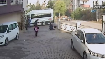 kopek saldirisi -  Okula giderken anne ve kızına sokak köpeği saldırdı Videosu