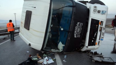 kaygan zemin -  - Kontrolden çıkan eşya yüklü kamyon devrildi  Videosu