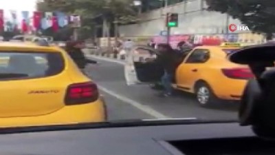 alaska -  Osmanbey’de taksicilerin “yolcu alma” kavgası kamerada Videosu