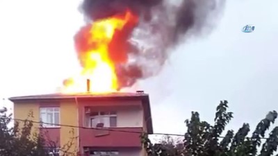  Sultanbeyli'de 4 katlı binanın çatısı alev alev yandı 