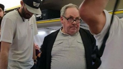 ispanya - İngiliz polisi Ryanair uçağındaki ırkçıyı tespit etti, ancak yetki İspanya'da  Videosu