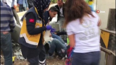 is makinesi -  İnşaatta beton bloklar devrildi: 2 işçi yaralı Videosu