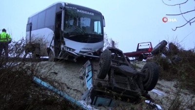  Maden işçilerini taşıyan otobüs ile küspe yüklü traktör çarpıştı: 12 yaralı 