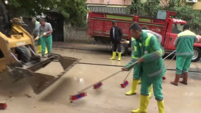  Sel sonrası cadde ve sokaklar çamura bulandı 