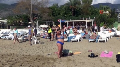yagmurlu -  Alanya'da kırmızı bayraklar bile turistleri durduramadı Videosu