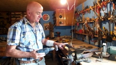 altin kaplama -  Antikacıya kızan inşaat ustası, bıçak merakı sayesinde kılıç ustası oldu  Videosu