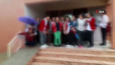  Erzin'de şiddetli yağışlar nedeniyle okullar tatil edildi 