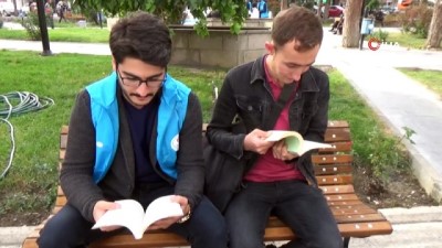 kitap okuma -  Gençler parkta vatandaşlarla kitap okudu  Videosu